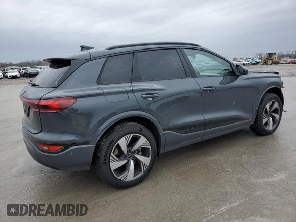 2025 Audi Q6 e-tron Premium Plus z VIN WA124BGF6SA005195, wystawiony jako Copart lot #42492975 z przebiegiem Nie podano mil oraz Szkody całkowita. Historia ofert i sprzedaży dostępna na DreamBid. Obrazek 3.