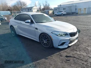 2019 BMW M2 Competition z VIN WBS2U7C57KVB08890, wystawiony jako IAAI lot #41696433 z przebiegiem 17 298 mil mil oraz . Historia ofert i sprzedaży dostępna na DreamBid. Obrazek 1.