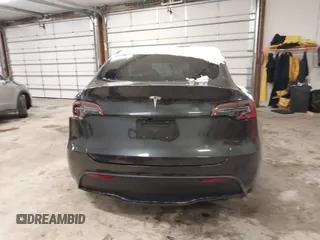 2025 Tesla Model Y Long Range z VIN 7SAYGDED3SF269554, wystawiony jako IAAI lot #41363465 z przebiegiem 883 mil mil oraz . Historia ofert i sprzedaży dostępna na DreamBid. Obrazek 16.