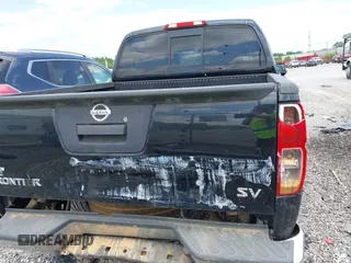 2019 Nissan Frontier SV z VIN 1N6AD0ER7KN788231, wystawiony jako IAAI lot #42215640 z przebiegiem 75 856 mil mil oraz . Historia ofert i sprzedaży dostępna na DreamBid. Obrazek 16.
