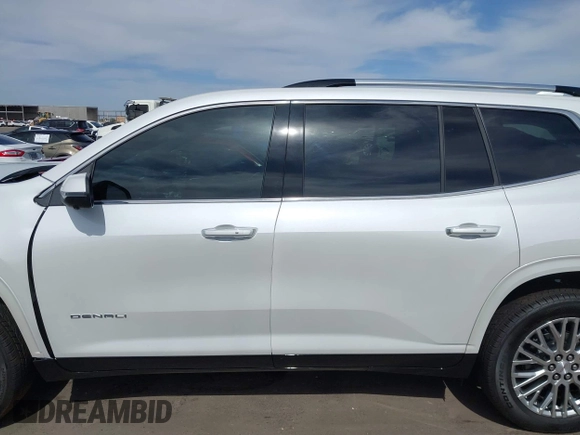 2025 GMC Acadia FWD Denali z VIN 1GKENLRS3SJ214267, wystawiony jako IAAI lot #42290521 z przebiegiem Nie podano mil oraz . Historia ofert i sprzedaży dostępna na DreamBid. Obrazek 15.