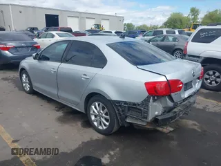 2011 Volkswagen Jetta SE z VIN 3VWDZ7AJ7BM340220, wystawiony jako IAAI lot #42136168 z przebiegiem 147 864 mil mil oraz . Historia ofert i sprzedaży dostępna na DreamBid. Obrazek 3.