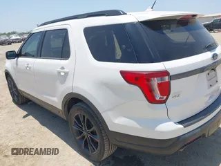 2019 Ford Explorer XLT z VIN 1FM5K7D86KGA27590, wystawiony jako IAAI lot #42464262 z przebiegiem 96 038 mil mil oraz . Historia ofert i sprzedaży dostępna na DreamBid. Obrazek 3.