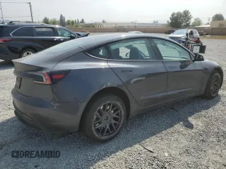 2025 Tesla Model 3 Long Range z VIN 5YJ3E1EA3SF979586, wystawiony jako Copart lot #54430125 z przebiegiem 3 530 mil mil oraz Szkoda całkowita • Salvage title. Historia ofert i sprzedaży dostępna na DreamBid. Obrazek 3.