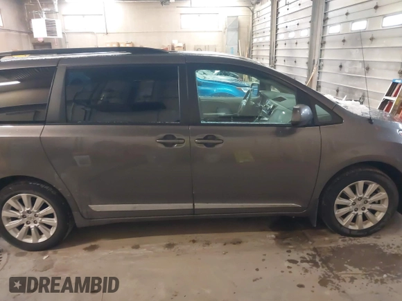 2014 Toyota Sienna LE with VIN 5TDJK3DC9ES071870, listed as a IAAI auction lot 41133491 with 82,134 mi miles. Bid and sale history available at carsss.com. Image 13.
