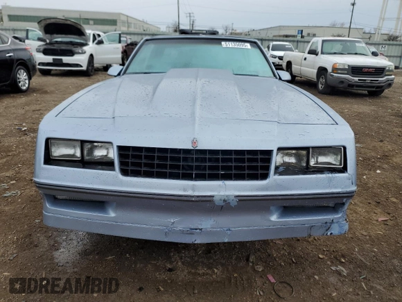 1988 Chevrolet Monte Carlo z VIN 1G1GZ11G5JP105897, wystawiony jako Copart lot #51135095 z przebiegiem 54 915 mil mil oraz Szkody całkowita. Historia ofert i sprzedaży dostępna na DreamBid. Obrazek 5.