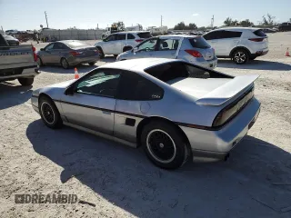 1986 Pontiac Fiero z VIN 1G2PG9799GP261135, wystawiony jako Copart lot #77305934 z przebiegiem 53 837 mil mil oraz Szkody całkowita. Historia ofert i sprzedaży dostępna na DreamBid. Obrazek 2.