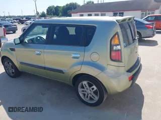 2010 Kia Soul + with VIN KNDJT2A21A7111933, listed as a IAAI auction lot 42025069 with 185,662 mi miles. Bid and sale history available at carsss.com. Image 3.