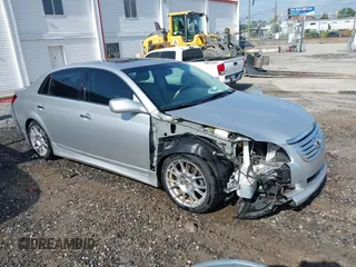 2008 Toyota Avalon XL z VIN 4T1BK36B48U292653, wystawiony jako IAAI lot #42245639 z przebiegiem 118 948 mil mil oraz . Historia ofert i sprzedaży dostępna na DreamBid. Obrazek 1.