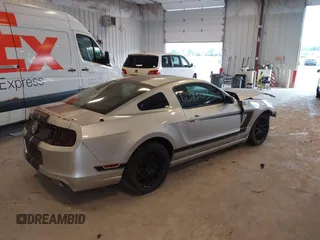 2014 Ford Mustang V6 z VIN 1ZVBP8AM3E5318738, wystawiony jako IAAI lot #42860321 z przebiegiem Nie podano mil oraz . Historia ofert i sprzedaży dostępna na DreamBid. Obrazek 4.