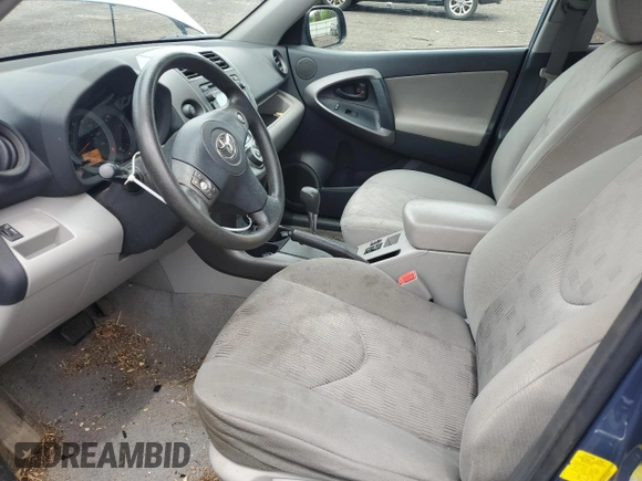 2012 Toyota RAV4 z VIN 2T3BF4DV7CW230817, wystawiony jako Copart lot #63227405 z przebiegiem 231 028 mil mil oraz Szkoda całkowita • Salvage title. Historia ofert i sprzedaży dostępna na DreamBid. Obrazek 7.