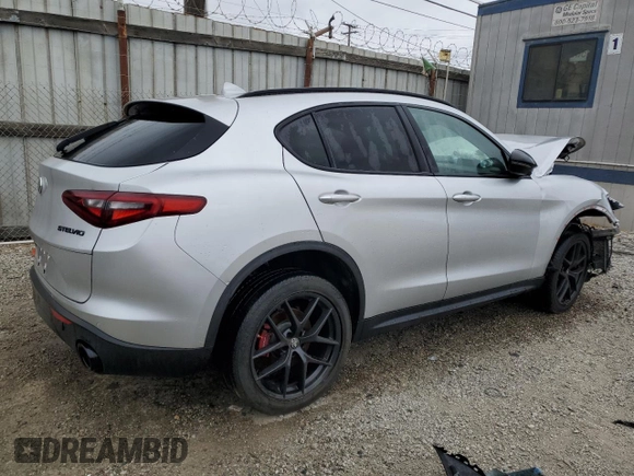 2019 Alfa Romeo Stelvio z VIN ZASPAJAN0K7C71850, wystawiony jako Copart lot #54234205 z przebiegiem Nie podano mil oraz Szkoda całkowita • Salvage title. Historia ofert i sprzedaży dostępna na DreamBid. Obrazek 3.