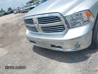 2015 Ram 1500 Outdoorsman z VIN 1C6RR6LT1FS729280, wystawiony jako IAAI lot #42445245 z przebiegiem 175 649 mil mil oraz . Historia ofert i sprzedaży dostępna na DreamBid. Obrazek 20.