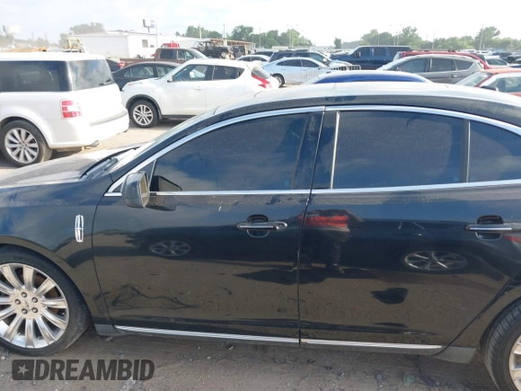 2009 Lincoln MKS z VIN 1LNHM94R89G608059, wystawiony jako IAAI lot #42252303 z przebiegiem 222 065 mil mil oraz . Historia ofert i sprzedaży dostępna na DreamBid. Obrazek 13.