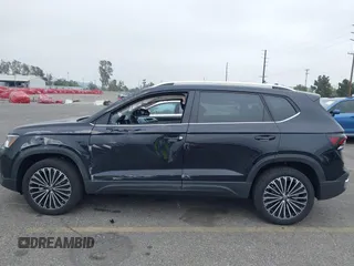 2025 Volkswagen Taos z VIN 3VVSC7B22SM011056, wystawiony jako IAAI lot #41889662 z przebiegiem 75 mil mil oraz . Historia ofert i sprzedaży dostępna na DreamBid. Obrazek 18.