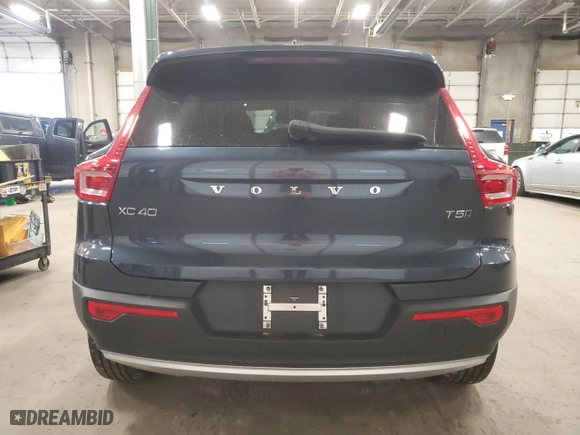 2021 Volvo XC40 Momentum with VIN YV4162UK0M2454640, listed as a Copart auction lot 84464544 with 38,653 mi miles and Salvage Title. Bid and sale history available at carsss.com. Image 6.