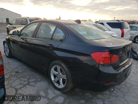 2013 BMW 3 Series 320i xDrive z VIN WBA3C3C56DF980153, wystawiony jako Copart lot #51377753 z przebiegiem Nie podano mil oraz Nie do naprawy • Non repairable. Historia ofert i sprzedaży dostępna na DreamBid. Obrazek 2.