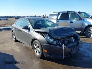 2014 Chevrolet Cruze 1LT z VIN 1G1PC5SB6E7287286, wystawiony jako IAAI lot #41652778 z przebiegiem 135 235 mil mil oraz . Historia ofert i sprzedaży dostępna na DreamBid. Obrazek 1.