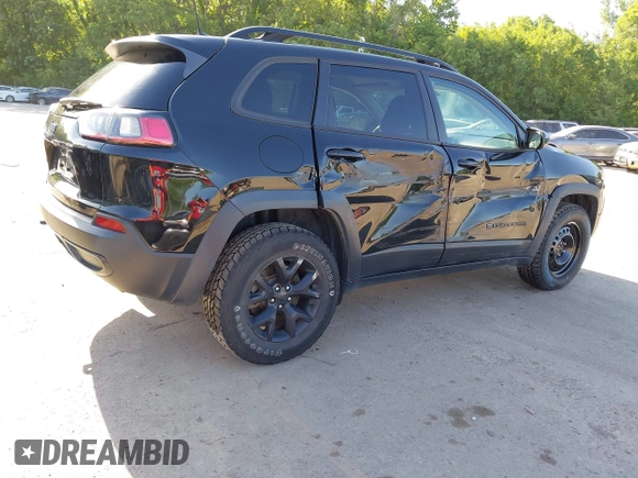 2019 Jeep Cherokee Latitude z VIN 1C4PJMCX2KD473275, wystawiony jako IAAI lot #42276497 z przebiegiem 123 117 mil mil oraz . Historia ofert i sprzedaży dostępna na DreamBid. Obrazek 4.