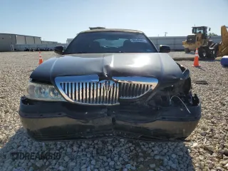 2006 Lincoln Town Car Signature z VIN 1LNHM81V96Y633439, wystawiony jako Copart lot #56548985 z przebiegiem 146 823 mil mil oraz Szkody całkowita. Historia ofert i sprzedaży dostępna na DreamBid. Obrazek 5.