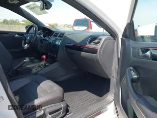 2017 Volkswagen Jetta GLI z VIN 3VW5T7AJ3HM257978, wystawiony jako IAAI lot #41855055 z przebiegiem 177 344 mil mil oraz . Historia ofert i sprzedaży dostępna na DreamBid. Obrazek 5.
