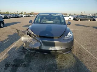 2022 Tesla Model Y Long Range z VIN 7SAYGAEE9NF366382, wystawiony jako Copart lot #52179515 z przebiegiem 41 654 mil mil oraz Szkoda całkowita • Salvage title. Historia ofert i sprzedaży dostępna na DreamBid. Obrazek 11.