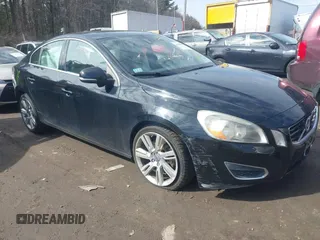 2013 Volvo S60 T6 R-Design Platinum z VIN YV1902FH4D1205833, wystawiony jako IAAI lot #41609805 z przebiegiem 202 537 mil mil oraz . Historia ofert i sprzedaży dostępna na DreamBid. Obrazek 1.