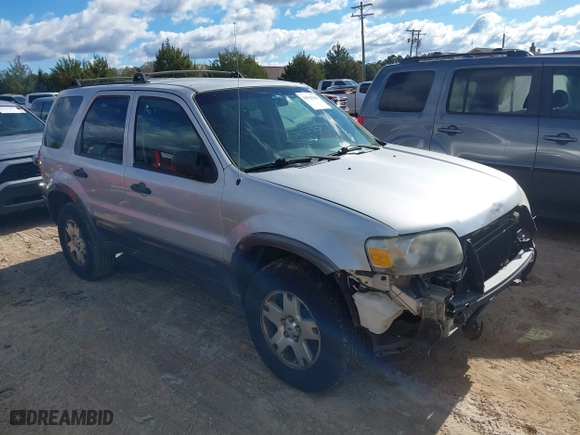 2006 Ford Escape XLT with VIN 1FMYU03176KB00200, listed as a IAAI auction lot 40928186 with 211,864 mi miles. Bid and sale history available at carsss.com. Image 1.