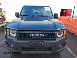 2024 Toyota Land Cruiser z VIN JTEABFAJ7RK015987, wystawiony jako IAAI lot #41168318 z przebiegiem 1662 mil mil oraz . Historia ofert i sprzedaży dostępna na DreamBid. Obrazek 13.