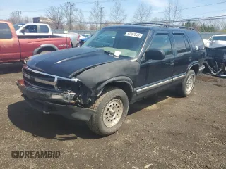 1997 Chevrolet Blazer LS z VIN 1GNDT13W4V2246213, wystawiony jako Copart lot #53987545 z przebiegiem 198 281 mil mil oraz Szkoda całkowita • Salvage title. Historia ofert i sprzedaży dostępna na DreamBid. Obrazek 1.