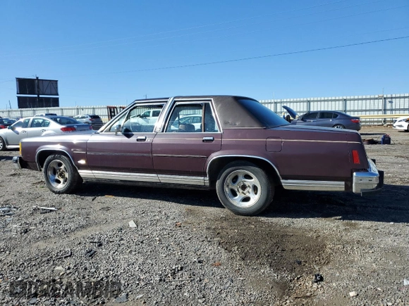 1983 Ford Crown Victoria z VIN 1FABP43F8DZ146309, wystawiony jako Copart lot #43996455 z przebiegiem 99 596 mil mil oraz Szkoda całkowita • Salvage title. Historia ofert i sprzedaży dostępna na DreamBid. Obrazek 2.