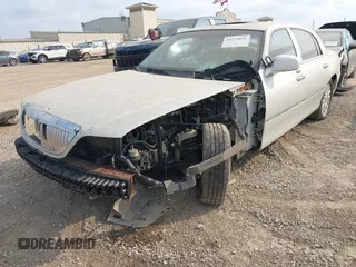 2004 Lincoln Town Car Ultimate z VIN 1LNHM83W44Y661605, wystawiony jako IAAI lot #42272891 z przebiegiem Nie podano mil oraz . Historia ofert i sprzedaży dostępna na DreamBid. Obrazek 2.