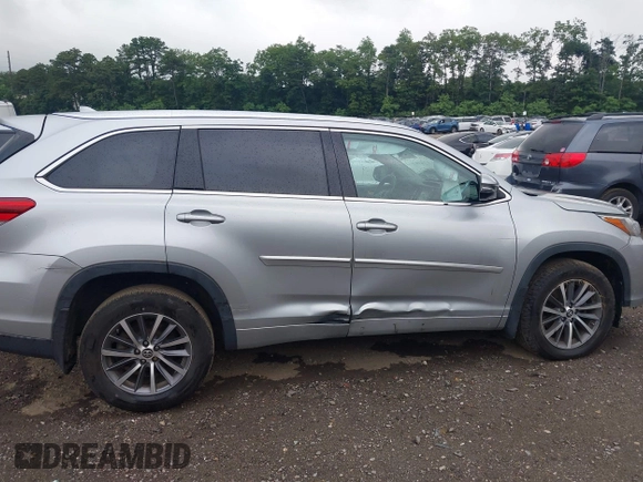 2018 Toyota Highlander SE z VIN 5TDJZRFH6JS545680, wystawiony jako IAAI lot #42548969 z przebiegiem 43 622 mil mil oraz . Historia ofert i sprzedaży dostępna na DreamBid. Obrazek 13.