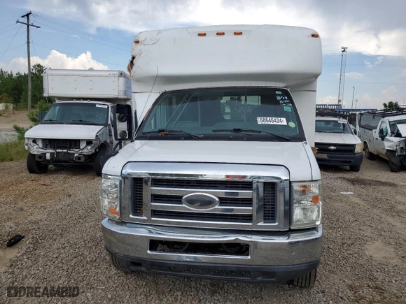 2015 Ford Econoline Commercial Cutaway with VIN 1FDEE3FL8FDA16096, listed as a Copart auction lot 68646434 with 243,644 mi miles and Salvage Title. Bid and sale history available at carsss.com. Image 5.