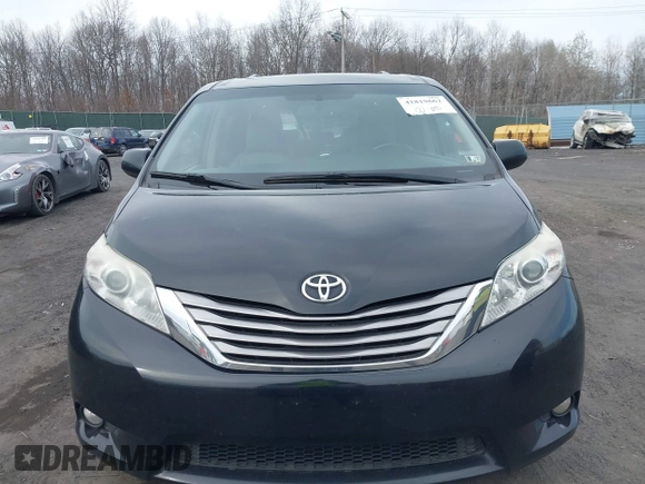 2017 Toyota Sienna XLE Auto Access Seat with VIN 5TDYZ3DC4HS886380, listed as a IAAI auction lot 41819662 with 382,793 mi miles. Bid and sale history available at carsss.com. Image 6.