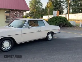 1972 Mercedes-Benz 250 z VIN 11402312005315, wystawiony jako Copart lot #60177755 z przebiegiem 62 508 mil mil oraz Czysty tytuł • Clean title. Historia ofert i sprzedaży dostępna na DreamBid. Obrazek 11.