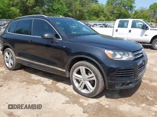2014 Volkswagen Touareg R-Line z VIN WVGDF9BP9ED009614, wystawiony jako IAAI lot #41902100 z przebiegiem 168 003 mil mil oraz . Historia ofert i sprzedaży dostępna na DreamBid. Obrazek 1.
