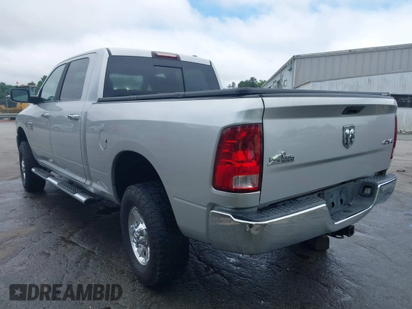 2010 Dodge 2500 SLT z VIN 3D7UT2CL9AG130789, wystawiony jako IAAI lot #42358839 z przebiegiem 128 802 mil mil oraz . Historia ofert i sprzedaży dostępna na DreamBid. Obrazek 3.