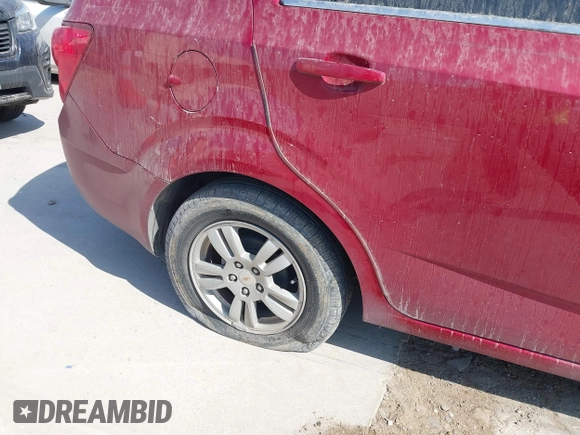 2012 Chevrolet Sonic LT z VIN 1G1JC5SHXC4113696, wystawiony jako IAAI lot #41843938 z przebiegiem 102 111 mil mil oraz . Historia ofert i sprzedaży dostępna na DreamBid. Obrazek 15.