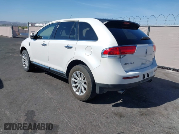 2013 Lincoln MKX with VIN 2LMDJ6JK4DBL09038, listed as a IAAI auction lot 42035674 with 196,693 mi miles. Bid and sale history available at carsss.com. Image 3.