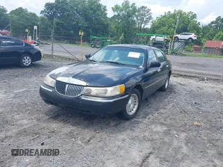 1999 Lincoln Town Car Executive z VIN 1LNHM81W9XY684966, wystawiony jako IAAI lot #42448736 z przebiegiem 175 698 mil mil oraz . Historia ofert i sprzedaży dostępna na DreamBid. Obrazek 2.