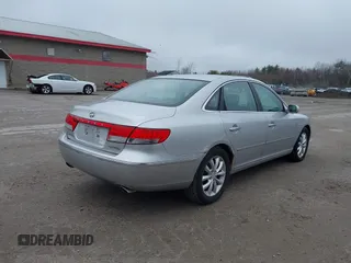2006 Hyundai Azera SE z VIN KMHFC46F46A077702, wystawiony jako IAAI lot #42088782 z przebiegiem 103 033 mil mil oraz . Historia ofert i sprzedaży dostępna na DreamBid. Obrazek 4.