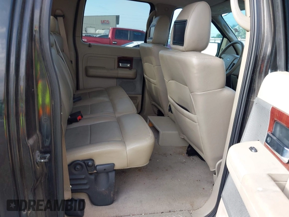 2007 Ford F-150 XLT z VIN 1FTPW12V77KA45172, wystawiony jako IAAI lot #42603092 z przebiegiem 101 887 mil mil oraz . Historia ofert i sprzedaży dostępna na DreamBid. Obrazek 8.
