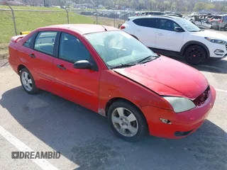 2006 Ford Focus S z VIN 1FAHP34N16W213668, wystawiony jako IAAI lot #41873001 z przebiegiem 214 344 mil mil oraz . Historia ofert i sprzedaży dostępna na DreamBid. Obrazek 1.
