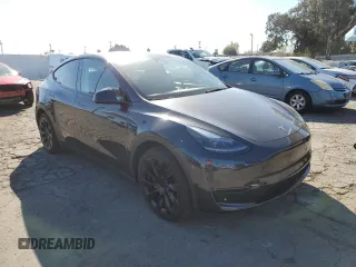 2024 Tesla Model Y Long Range z VIN 7SAYGAEE2RF009616, wystawiony jako Copart lot #46139805 z przebiegiem 6 535 mil mil oraz Szkoda całkowita • Salvage title. Historia ofert i sprzedaży dostępna na DreamBid. Obrazek 4.
