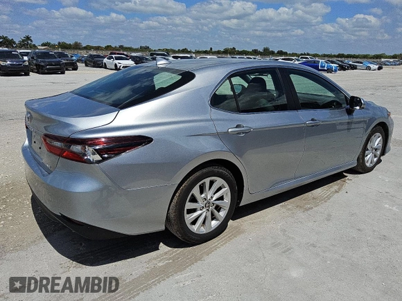 2024 Toyota Camry LE z VIN 4T1C11AK7RU852217, wystawiony jako Copart lot #57436885 z przebiegiem 45 828 mil mil oraz Czysty tytuł • Clean title. Historia ofert i sprzedaży dostępna na DreamBid. Obrazek 3.