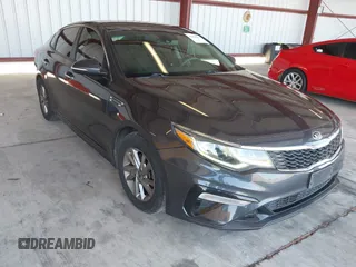 2019 Kia Optima LX z VIN 5XXGT4L31KG324949, wystawiony jako IAAI lot #42468112 z przebiegiem 153 404 mil mil oraz . Historia ofert i sprzedaży dostępna na DreamBid. Obrazek 1.