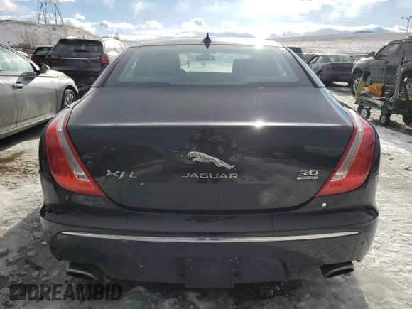 2015 Jaguar XJ Portfolio z VIN SAJWJ2GD4F8V79582, wystawiony jako Copart lot #42121395 z przebiegiem 65 017 mil mil oraz Szkoda całkowita • Salvage title. Historia ofert i sprzedaży dostępna na DreamBid. Obrazek 6.