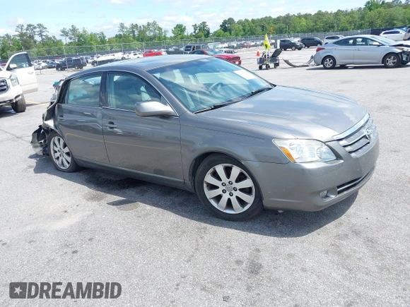 2007 Toyota Avalon XL z VIN 4T1BK36B17U172307, wystawiony jako IAAI lot #42199032 z przebiegiem 169 660 mil mil oraz . Historia ofert i sprzedaży dostępna na DreamBid. Obrazek 1.