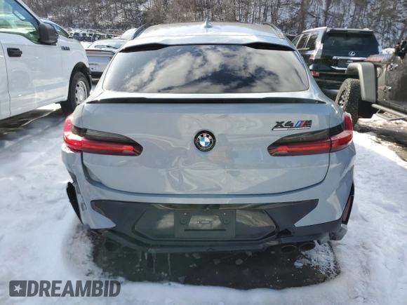2024 BMW X4 M z VIN 5YM23EC01R9W18369, wystawiony jako Copart lot #53838455 z przebiegiem 11 550 mil mil oraz Szkody całkowita. Historia ofert i sprzedaży dostępna na DreamBid. Obrazek 6.
